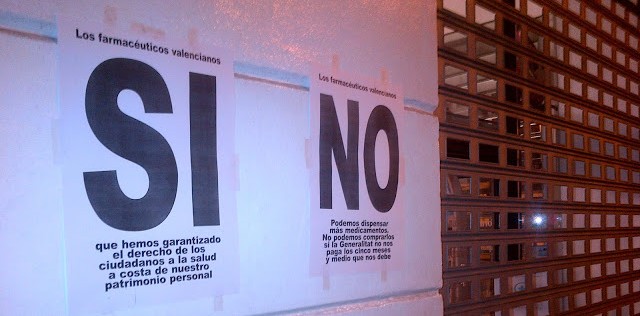 Carteles de aviso en el exterior de las farmacias | Foto: Paco Polit